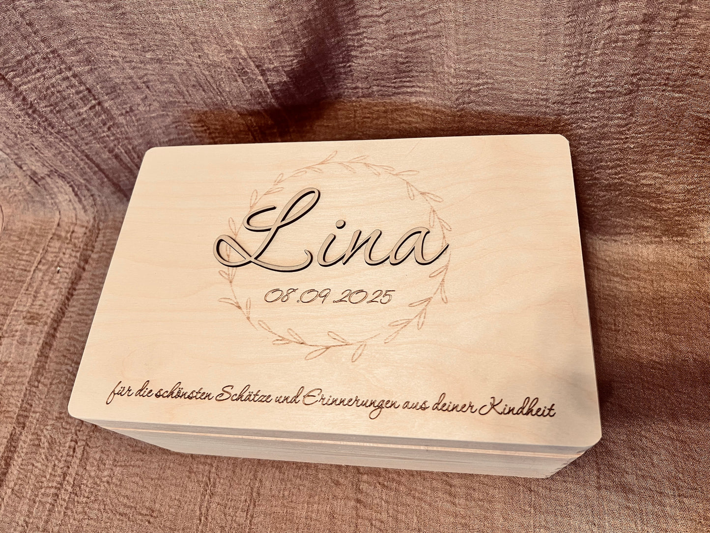 Erinnerungsbox - Kranz mit aufgesetztem Namen