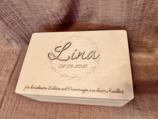Erinnerungsbox - Kranz mit aufgesetztem Namen