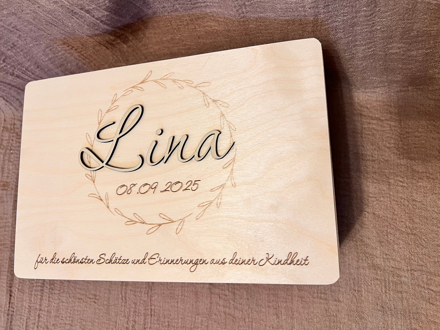 Erinnerungsbox - Kranz mit aufgesetztem Namen
